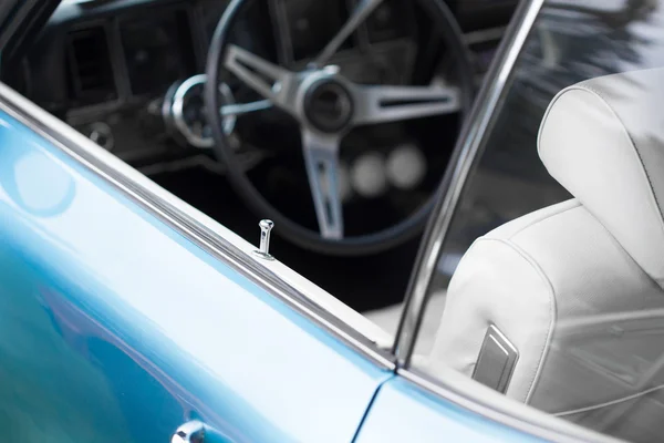 Blauwe en witte glanzende klassieke vintage auto — Stockfoto