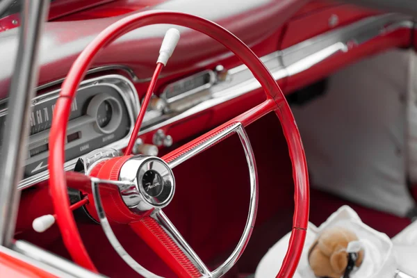 Klasik bir araba kırmızı direksiyon simidi — Stok fotoğraf