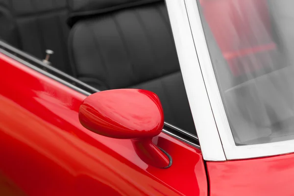 Backspegeln en glänsande klassiska vintage bil — Stockfoto