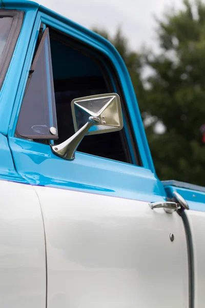 Skrzydło lustro błyszczące klasycznego samochodu wzór — Zdjęcie stockowe