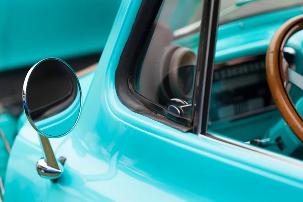 Wing mirror of a shiny classic vintage car — Stock Photo, Image