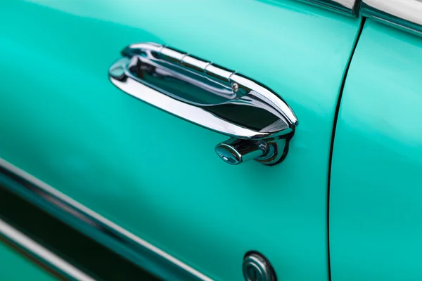 Poignée de voiture d'une voiture vintage turquoise brillant — Photo