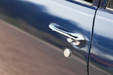 Parlak bir eski model araba araba tutamacı