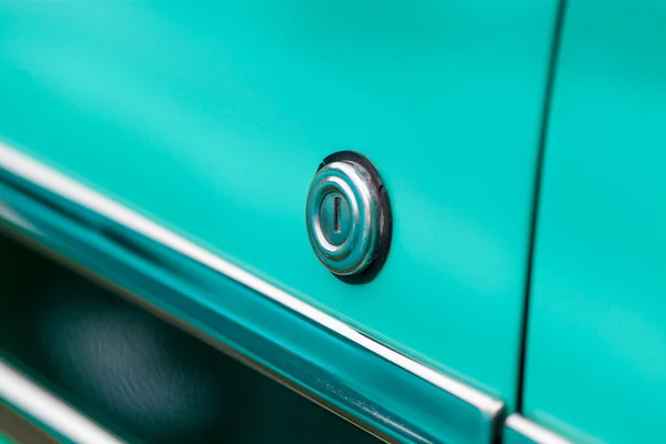 Ojo de cerradura de un coche vintage de color turquesa — Foto de Stock