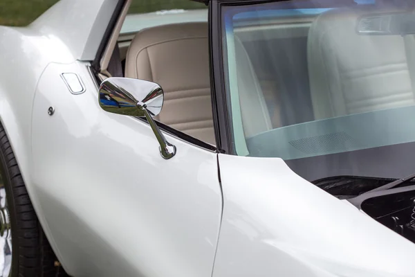 Skrzydło lustro z rocznika samochodu — Zdjęcie stockowe