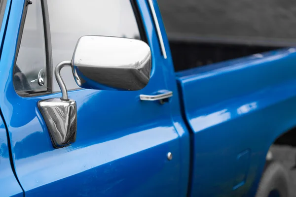 Vleugel spiegel van een automerk — Stockfoto
