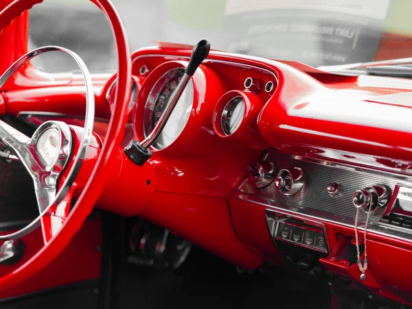 Volant rouge d'une voiture classique — Photo