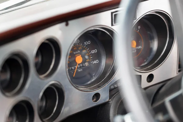 Compteur de vitesse dans la vieille voiture vintage — Photo