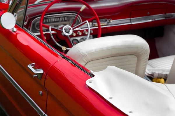 Red steering wheel of a classic car — Stock Photo, Image