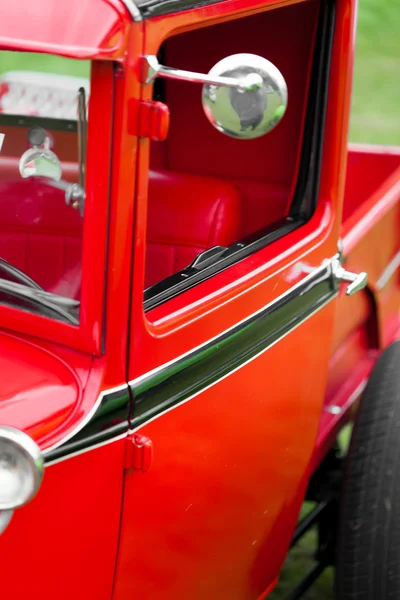 Backspegeln en glänsande klassiska vintage bil Royaltyfria Stockfoton