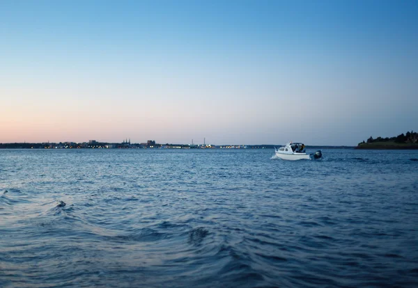 Loď v moři proti jasné obloze — Stock fotografie