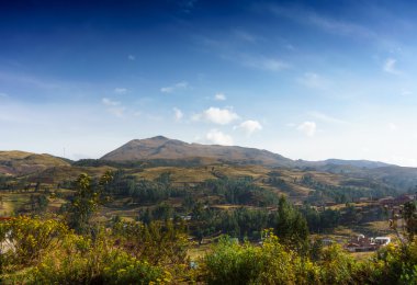 Bulutlu gökyüzü karşı Mountain menzili
