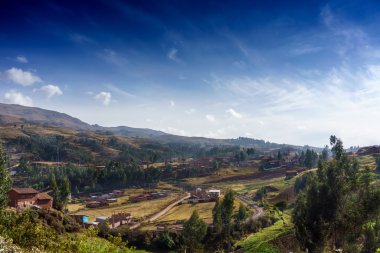 Bulutlu gökyüzü karşı tepede Köyü 