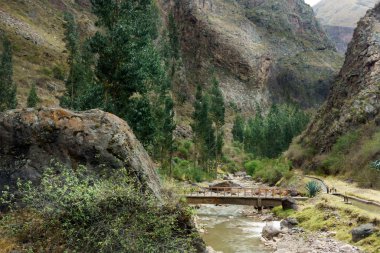 Urubamba Nehri üzerinde yaya köprüsü