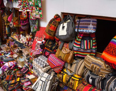 Cusco bölgesindeki dükkanında çanta 