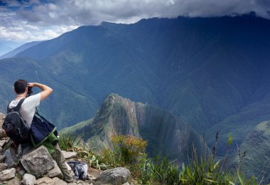Adam alarak resim Machu Picchu 