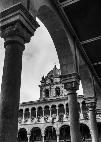 Igreja contra céu nublado — Fotografia de Stock