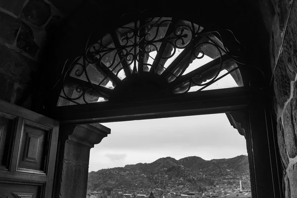 Ciudad vista desde ventana de iglesia — Foto de Stock