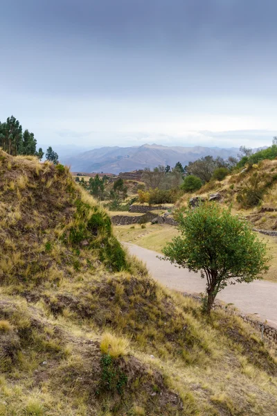 Empty mountain road against blue sky — Stock Photo, Image