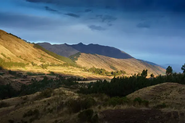 Gamme de montagnes contre ciel nuageux — Photo