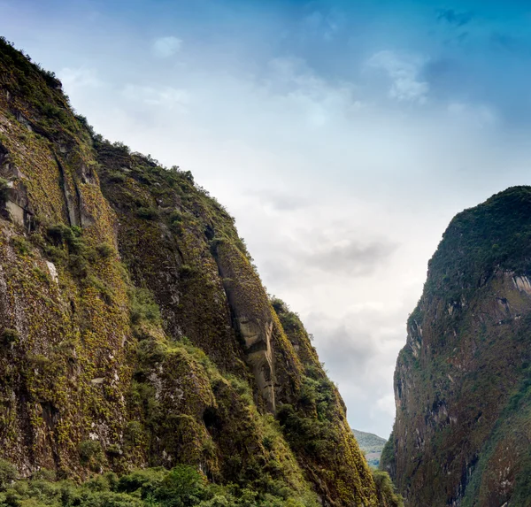 Gamme de montagnes contre ciel nuageux — Photo