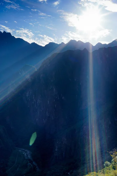 I raggi del sole visti sopra le montagne — Foto Stock