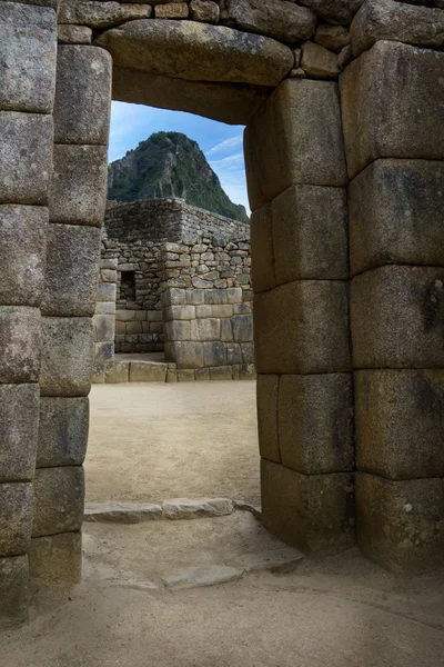 Montanha pico através da parede de pedra — Fotografia de Stock