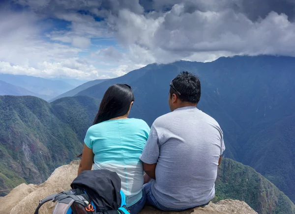 Paar kijken naar de bergzicht — Stockfoto