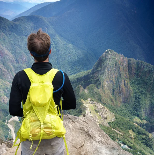 Turist tittar på berget — Stockfoto