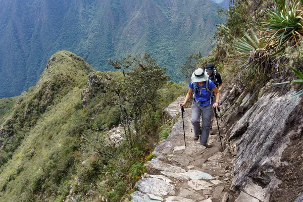 Senderistas caminando por sendero Inca de Machu Picchu — Foto de Stock