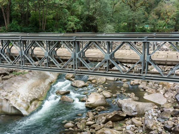 Voetgangersbrug over de rivier Urubamba — Stockfoto