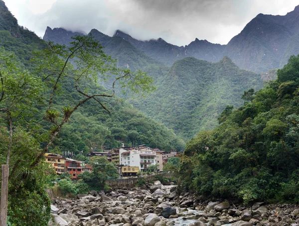 Város Aguas Calientes az Andok hegységben — Stock Fotó