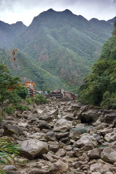 Város Aguas Calientes az Andok hegységben — Stock Fotó