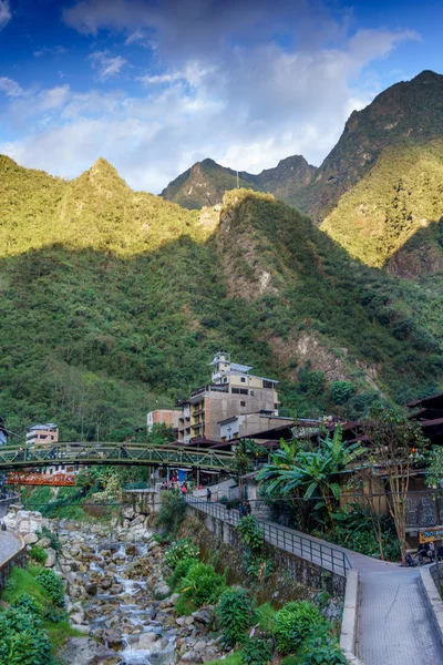 Cidade de Águas Calientes nas Montanhas dos Andes — Fotografia de Stock