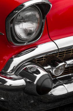 Kırmızı bir klasik araba sol far