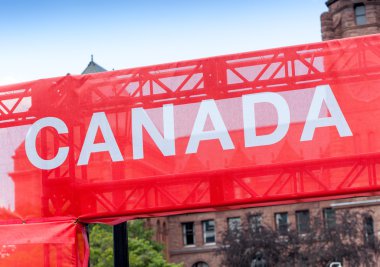 Kırmızı bina önünde Kızıl Bayrak