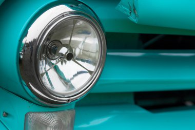 Mavi bir klasik eski model araba Far