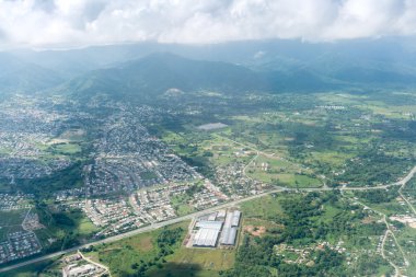 Cityscape bulutlu gökyüzü karşı