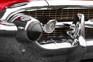 Parlak bir eski model araba hafif sis 