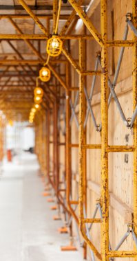 Elektrik ampuller ile bina Yapı iskelesi