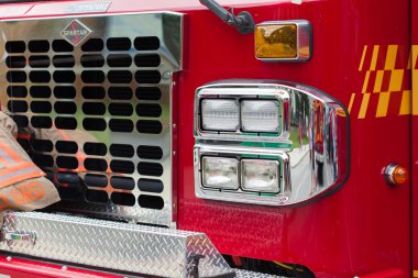 Farlar kırmızı itfaiye arabası