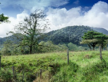 Bulutlu gökyüzü karşı Mountain menzili