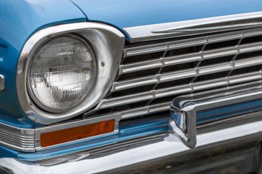 Mavi bir eski model araba, sol far