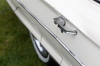 Beyaz bir eski model araba araba tutamacı