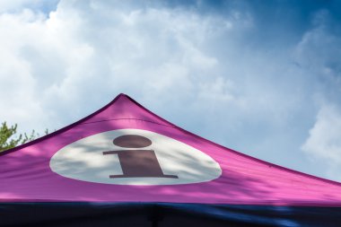 Bulutlu gökyüzü karşı çadır