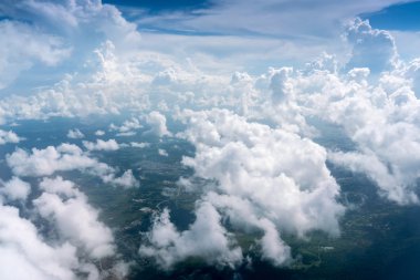 Beyaz bulutlar peyzaj üzerinde 