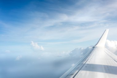 Bulutların üzerinde gökyüzünde uçan uçak