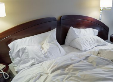 Dağınık yatak ve yastık yatak odasında