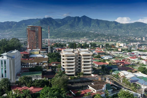 Cityscape com cordilheira no fundo — Fotografia de Stock