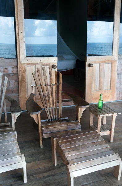 Adirondack stoelen in een toeristische resort — Stockfoto